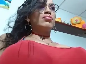 Stripchat Sex Cam of Rosebigtits